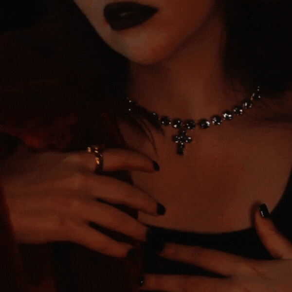 PUNK'S NOT DEAD- - Evelyne La Hola