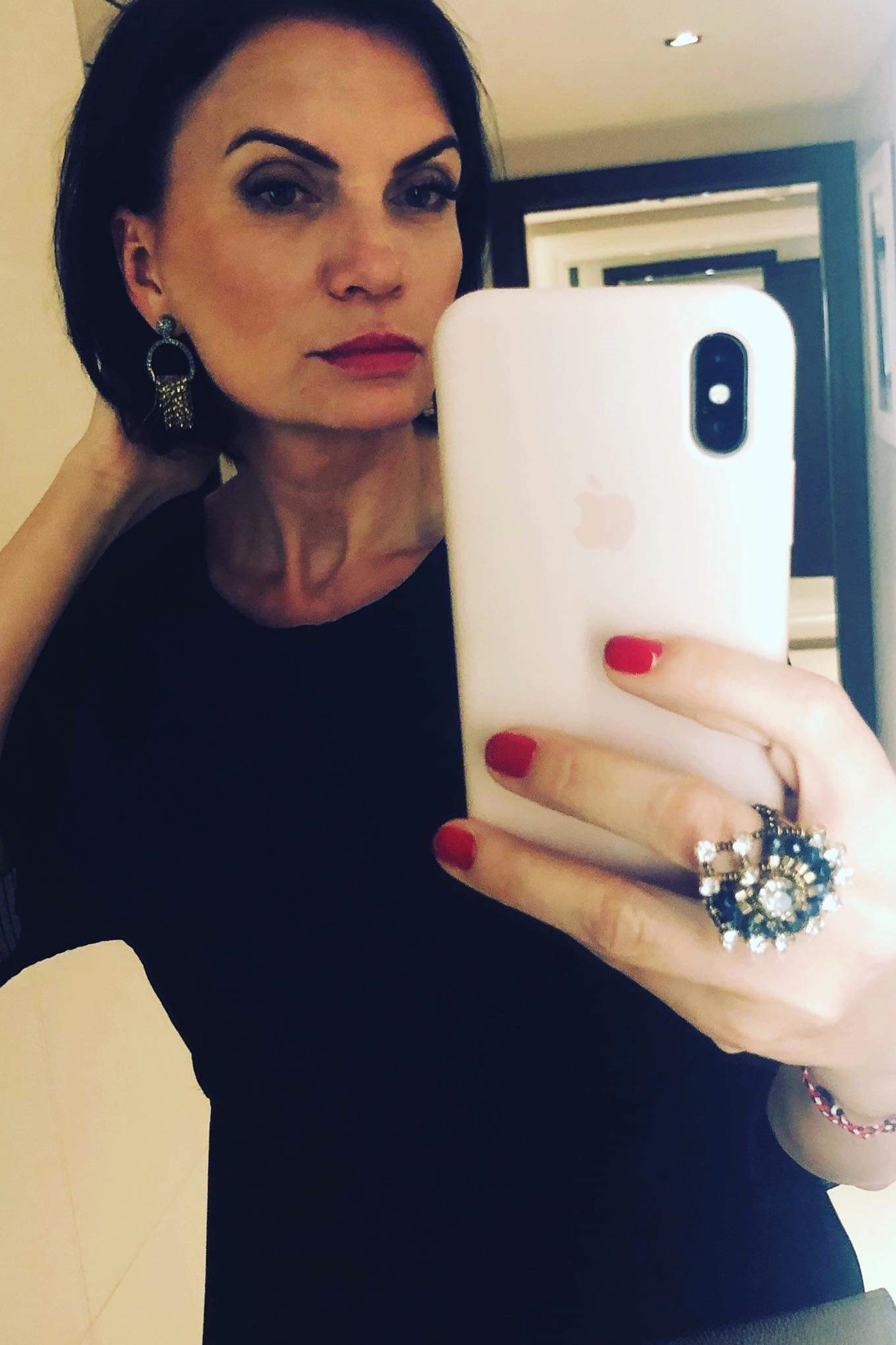 Nosi odważne kolczyki i pierścień na co dzień