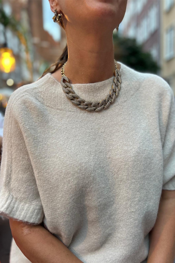 SWETER MRUCZY HYGGE. BIŻU HUCZY HAUTE COUTURE