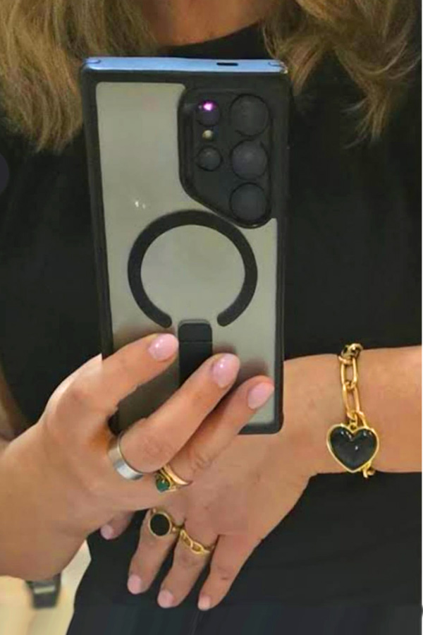 OLA W KLASYCZNEJ CZERNI Z MOCNYMI AKCENTAMI