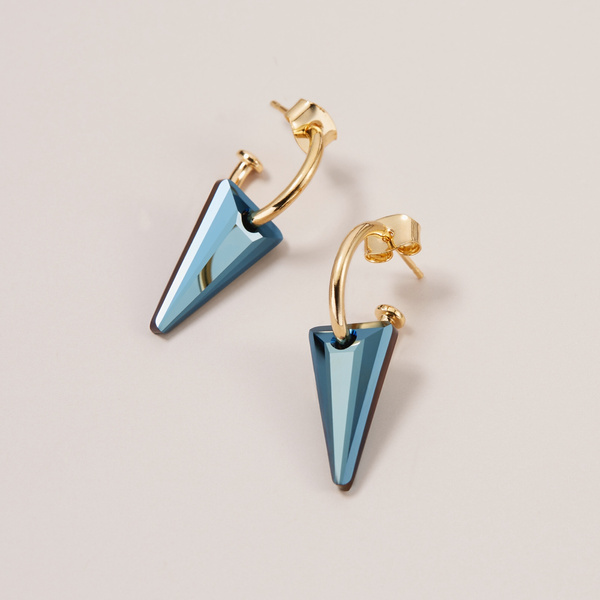 Zapisane w pamięci. Małe kolczyki kółka z niebieskimi kryształami