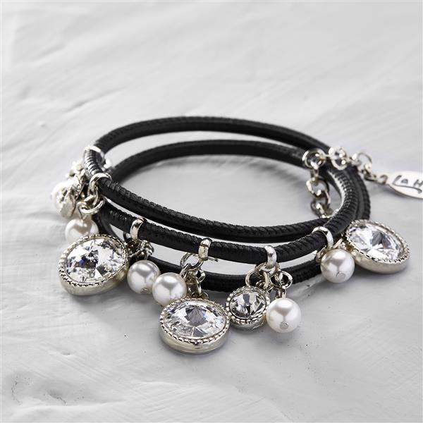 VESTIDITO NEGRO. Pulsera de cuero con cristales y perlas