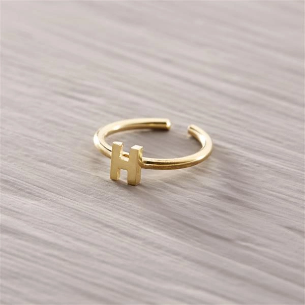 H - Holitka. Pierścionek z literką H