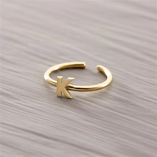 K – Kosmitka. Delikatny pierścionek z literką K