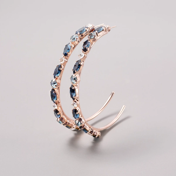 Wszystkie oczy zwrócone na mnie. Kolczyki koła