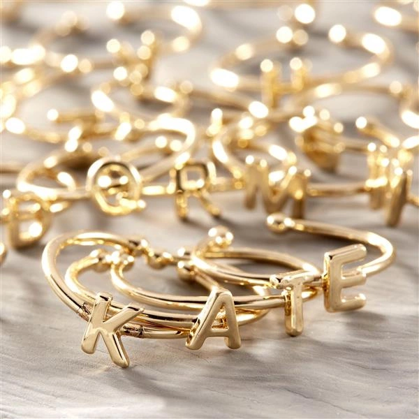 A na imię mam. Pierścionek z literką