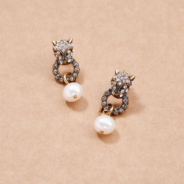 LEOPARDOS CON UNA PERLA. Pendientes colgantes