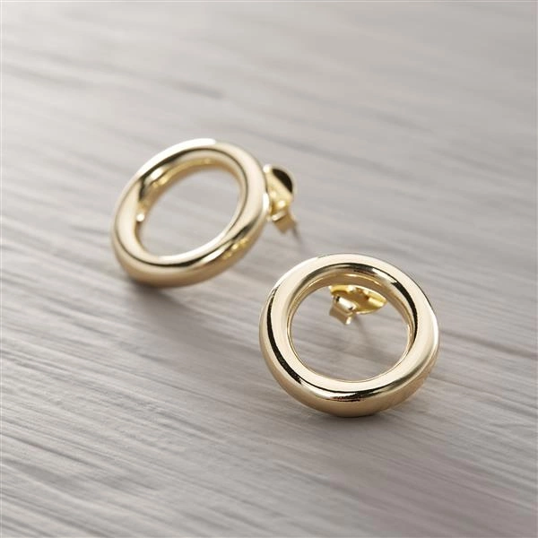 NIÑA. Pendientes de aro de forma sencilla.