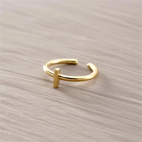 I - Iwona. Pierścionek z literą I