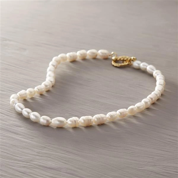 LIGERO Y CLÁSICO. Collar de perlas.