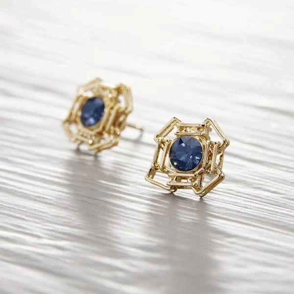 Uwielbienie geometrii. Kolczyki wkrętki z szarym kryształkiem