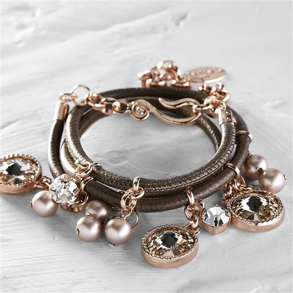 ESTOY CAMBIANDO. Pulsera de cuero con colgantes