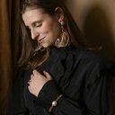 Pozłacane kolczyki wiszące  z piórkami i perełkami. KAWKA W PARYŻU