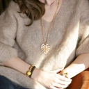 Drobne pozłacane kolczyki o nieregularnej formie. AWANGARDA