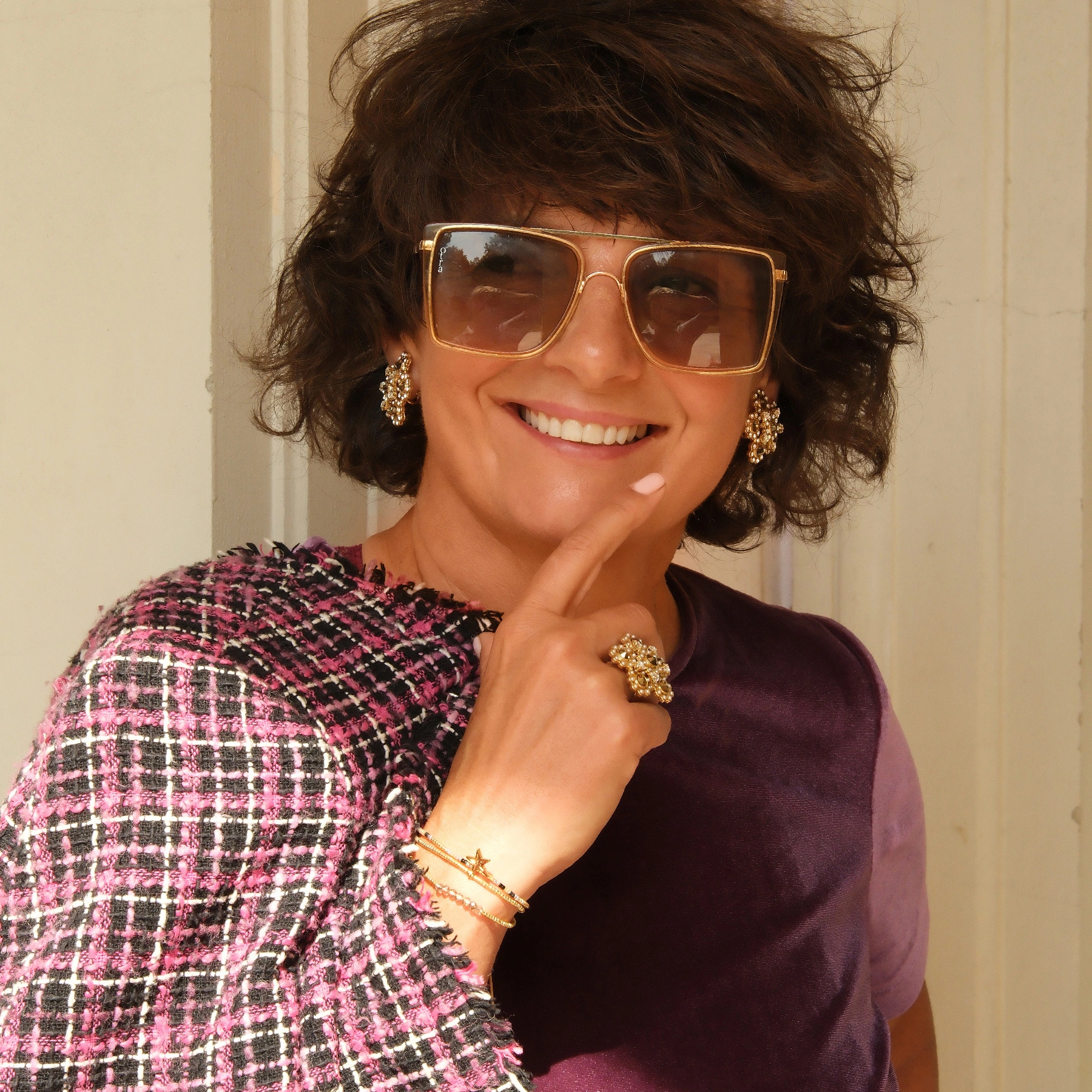 Złocony pierścionek z kwiatami z perłami i kryształkami. JEDEN ZA WSZYSTKIE