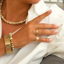 Wąski pozłacany pierścionek o tłoczonej powierzchni. ALEJA GWIAZD