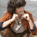 PERLA DE ALEGRÍA. Un colgante en una cadena con una perla.