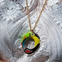 Pozłacany wisior z zawieszką z kolorowym tukanem. KOLORY RADOŚCI