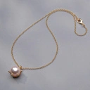 Złocony naszyjnik ze szklaną perłą w delikatnym różu. MORSKIE MARZENIA