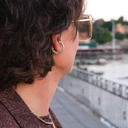 Pozłacana nausznica w formie okręgu z kryształkami. ALPHA