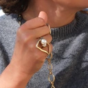 Regulowany złocony pierścionek z dekorem z perłą. PORUSZONY KADR