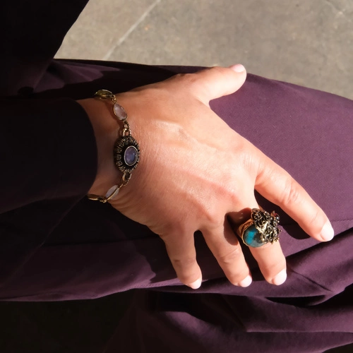 Złocony pierścionek z turkusem i ażurowym kwiatem. LUSTRO ARNO