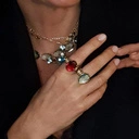 Regulowany pierścionek z dużym bordowym oczkiem. WIOSNĄ SOCZYŚCIE