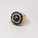 Zlocony pierścień z czarnymi kryształami i łańcuszkami. PAMELA