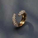 Szeroki otwarty pozłacany pierścionek z kryształkami. W OBJĘCIACH ŚWIATŁA