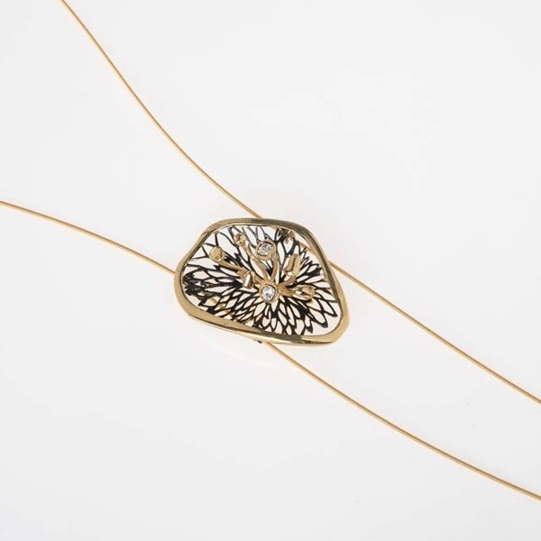 Zlocony naszyjnik z ażurowym czarnym kwiatem z kryształami. WIATR DUSZY