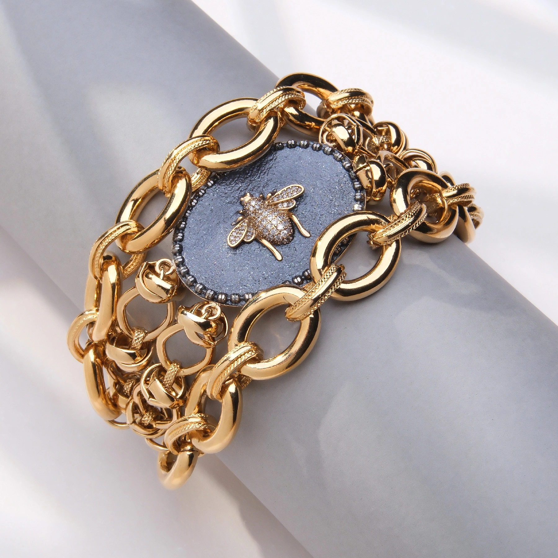 Pozłacana bransoletka z motywem owada z cyrkonii. WIECZÓR W UMBRII