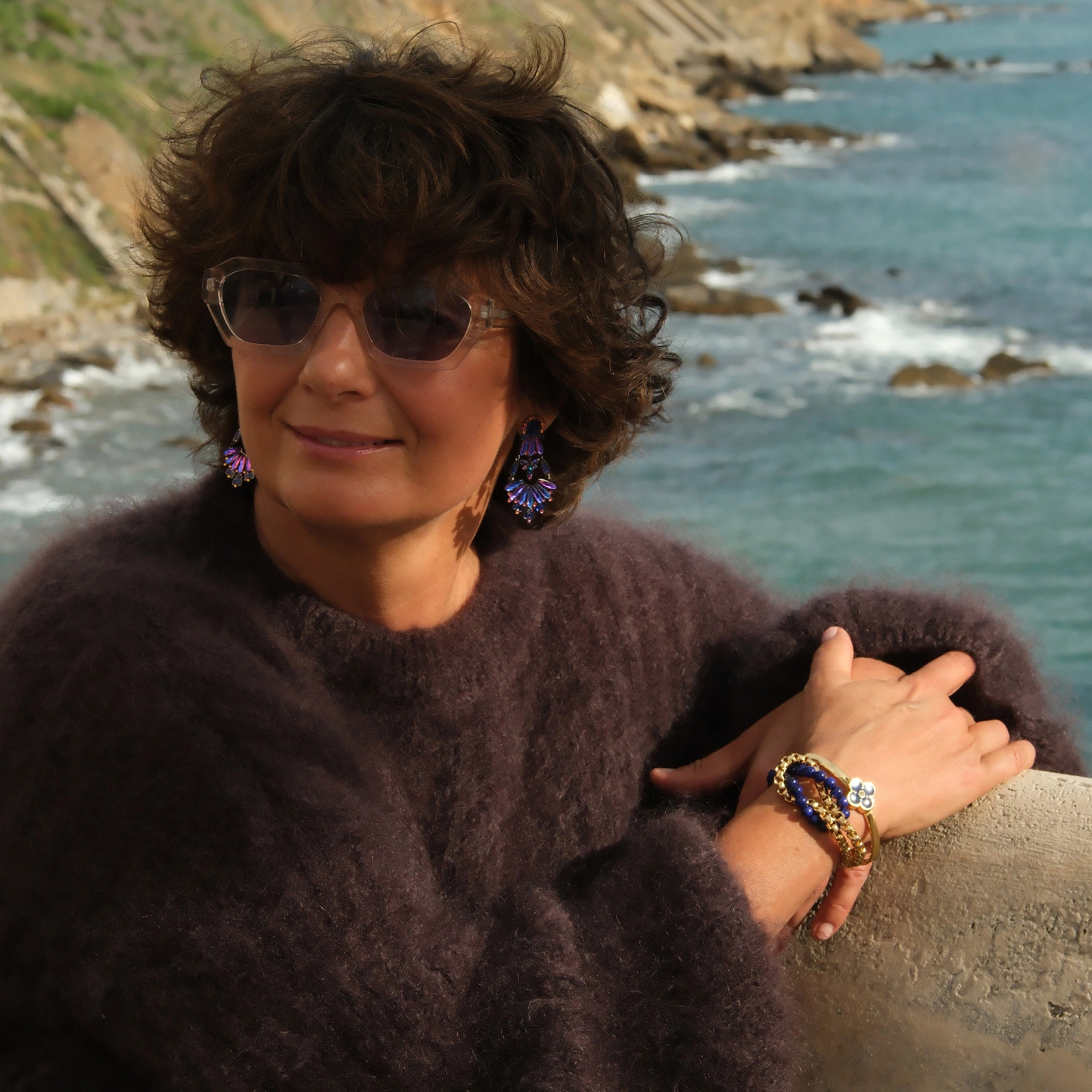 Bransoletka z kobaltowych koralików i łańcuszka. AZUL COBALTO