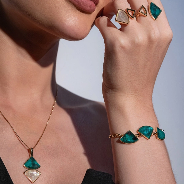 Złocona bransoletka z trzema trókątnymi szmaragdami. TRIADA MIŁOŚCI