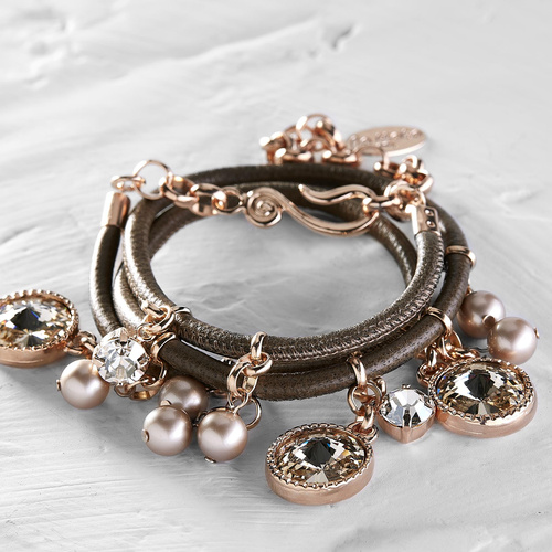 ESTOY CAMBIANDO. Pulsera de cuero con colgantes