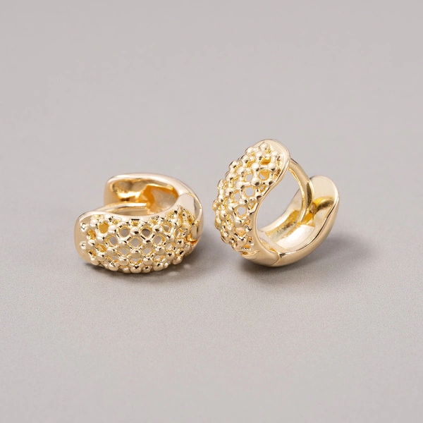 Złocone kolczyki z dekorem w formie ażurowej siatki. SPLECIONE DUSZE