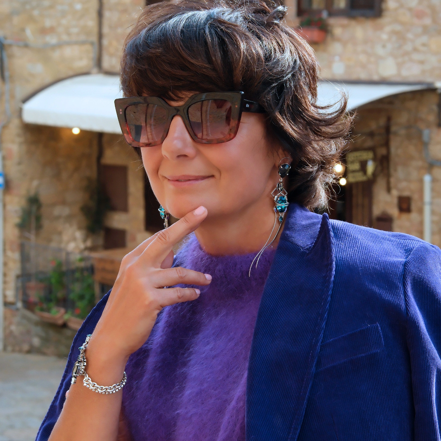 Bransoleta w srebrze z białymi i niebieskimi kryształkami. JESTEM NIEZALEŻNA