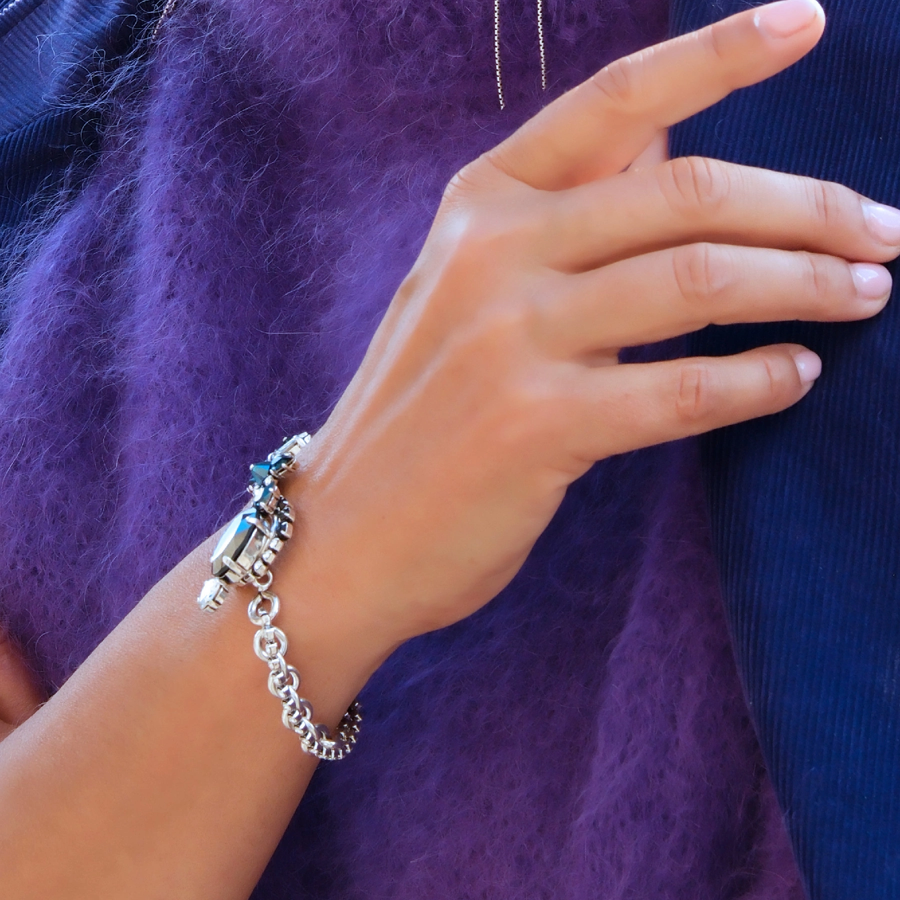 Bransoleta w srebrze z białymi i niebieskimi kryształkami. JESTEM NIEZALEŻNA