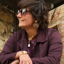 Sztywna złocona bransoletka z perłą słodkowodną. KANON PIĘKNA