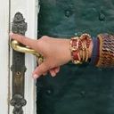 Bransoletka z koralików bordo i pozłacanego łańcuszka. WINO PRZY ŚWIECACH