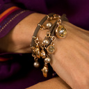 ESTOY CAMBIANDO. Pulsera de cuero con colgantes