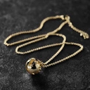 Wisiorek na łańcuszku z zawieszką z kulą ziemską. PODRÓŻ DO MARZEŃ