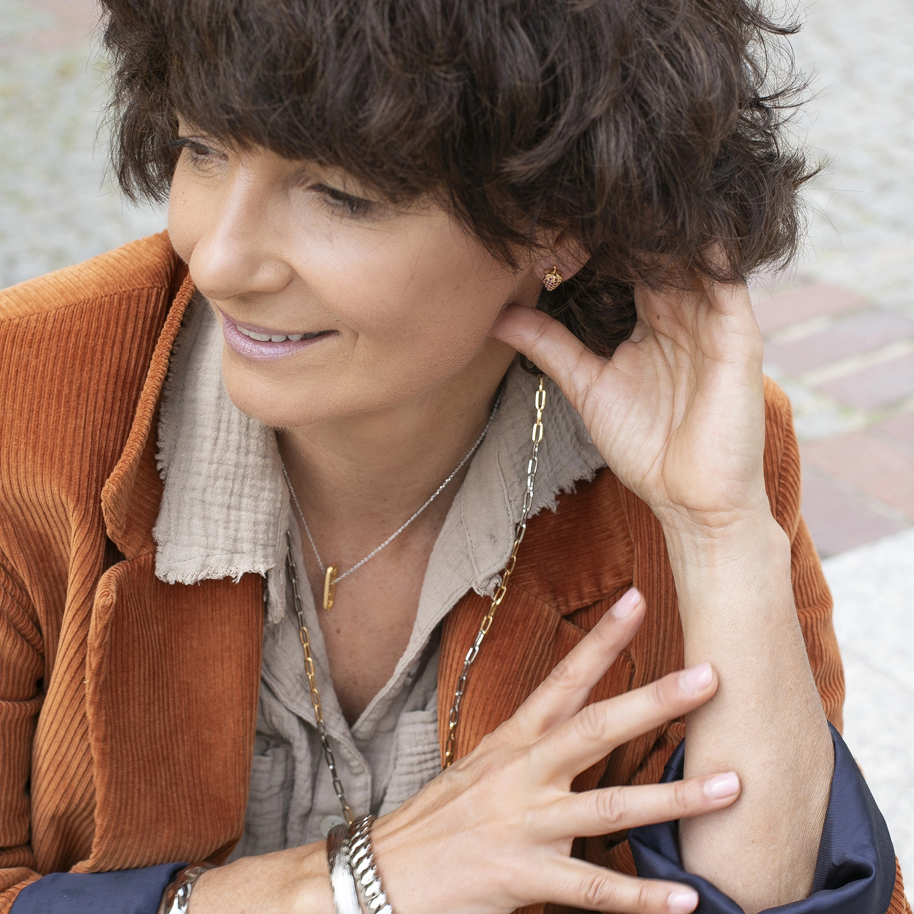 Sztywna srebrzona bransoletka o wytłaczanej powierzchni. SILVER MOON