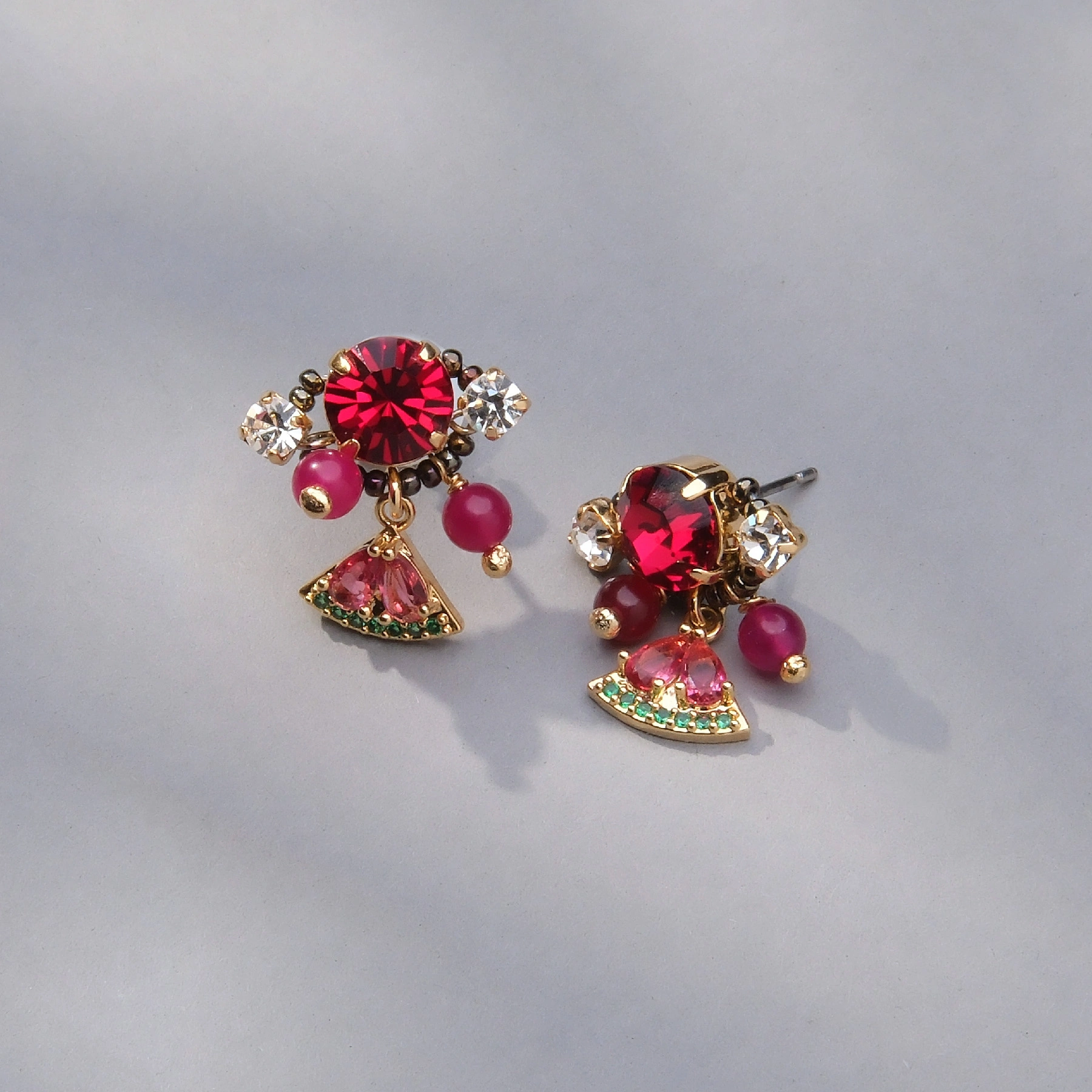 Złocone kolczyki z rubinowymi jadeitami i kryształkami. SŁODKIE LALECZKI