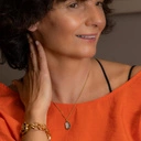 Krótki wisiorek z zawieszką perłowym skarabeuszem. DOBRY SKARABEUSZ