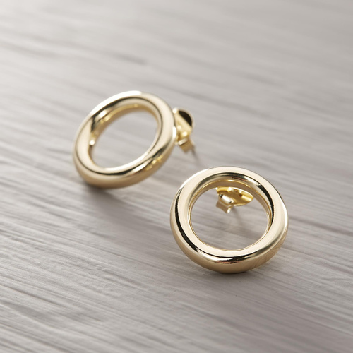 NIÑA. Pendientes de aro de forma sencilla.