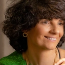 Drobne pozłacane kolczyki w kształcie zamkniętych kółek. PUELLA