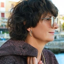 Złocone kolczyki w formie wąskich rogów z kryształkami. ZARA