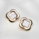 Duże złocone kolczyki w formie koniczyny z masą perłową. PORTRET SZCZĘŚCIA