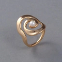 Pozłacany pierścionek w kształcie wiru z małą perłą. SIERRA NEVADA