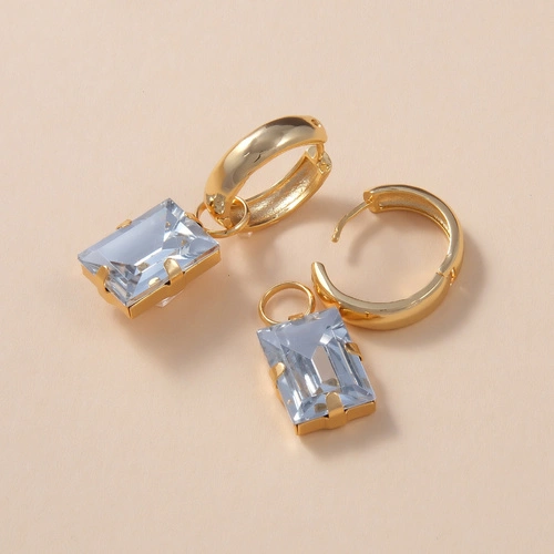 Pozłacane kolczyki koła z prostokątnymi kryształami. ŚWIATŁA SAO PAULO